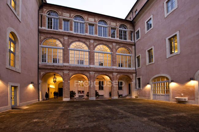 Courtyard, Buonaccorsi Palace, Macerata, Marche, Itália, Europa — Fotografia de Stock