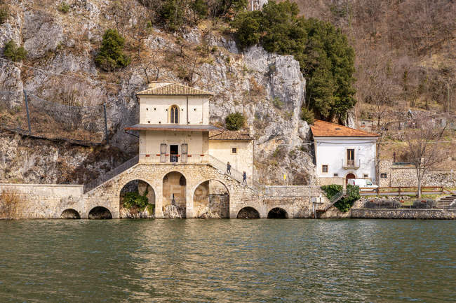 Lago di Scanno lake, Church of Santa Maria dell 'Annunziata, Laquila, Abruzzo, Italy, Europe — стоковое фото