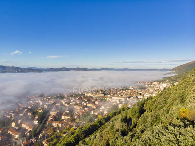 Gubbio, Veduta aerea della città in autunno, Umbria, Italia, Europa — Foto stock