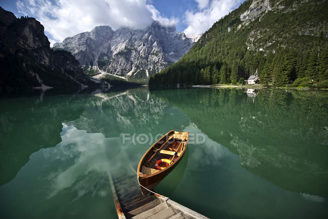 Lago di Braies lago, Pragser Wildsee, Val Pusteria, Trentino Alto Adige, Itália, Europa — Fotografia de Stock