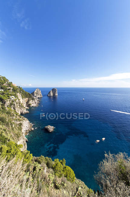 Blick aufs Meer und Faraglioni Felsen im Sonnenlicht, Capri, Italien, Europa — Stockfoto