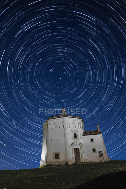 Sternweg zur Kirche Santa Maria della Pieta, Abruzzen, Italien, Europa — Stockfoto