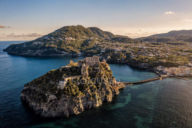 Vista aérea, Castillo aragonés, Ischia Porto, Isla de Ischia, Campania, Italia, Europa - foto de stock