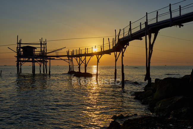 Трабарокко Туртіно на сході сонця, Trabocchi Coast, Сан-Віто-К'єтіно, Абруццо, Італія — стокове фото