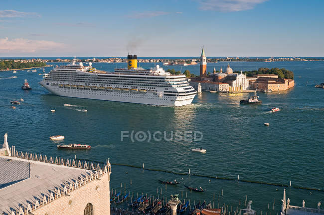 Crociera Nave nel canale della Giudecca un'isola di San Giorgio sullo sfondo, Venezia, Veneto, Italia, Europa — Foto stock