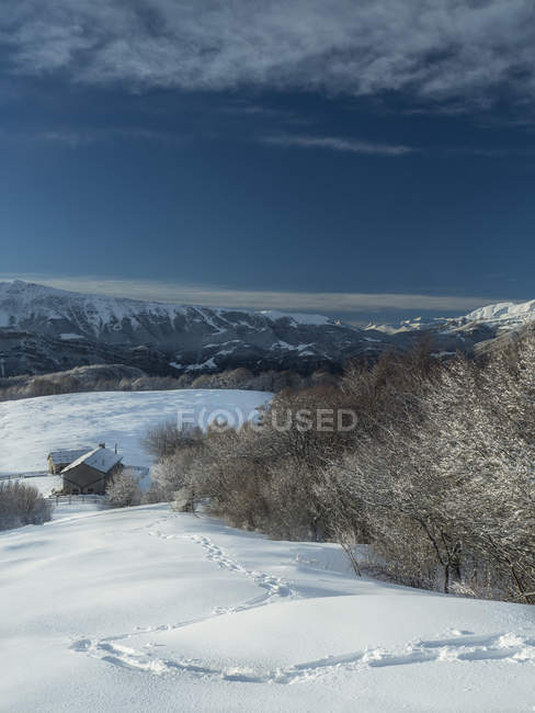 Зимний пейзаж на Lessinia на Alm Cornafessa с фоном Монте-Бальдо, Монти-Лессини, Вальягарина, Трентино, Италия Европа — стоковое фото