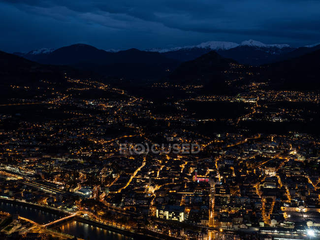 Nachtaufnahme der Trento-Stadt und des Domplatzes vom Aussichtspunkt der Sardagna aus, trentino, italien, europa — Stockfoto