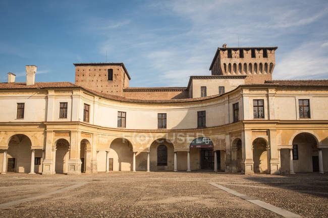 Piazza Castello est une place à l'intérieur du Palais Palazzo Ducale, Mantoue, Lombardie, Italie, Europe — Photo de stock