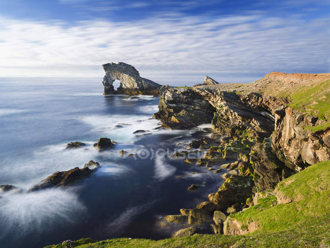 Formation rocheuse connue sous le nom de Gada's Stack sur l'île Foula, Shetlands, Écosse, Royaume-Uni, Europe — Photo de stock
