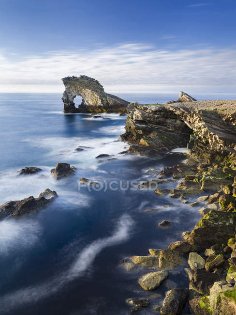 Formación rocosa conocida como Gada 's Stack en la isla de Foula, Shetlands, Escocia, Reino Unido, Europa - foto de stock