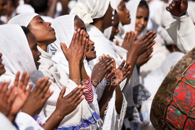 Des groupes de danseurs et de musiciens célèbrent timkatTimkat cérémonie de l'église orthodoxe éthiopienne, procession Timkat entre dans le terrain de sport jan meda à Addis-Abeba, où la cérémonie de trois jours a lieu, Timkat est également la célébration — Photo de stock