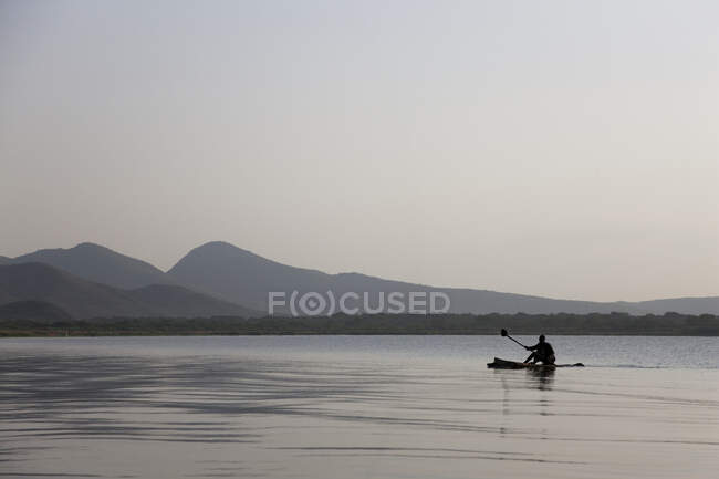Pêcheurs sur le lac Chamo, Arba Minch, Éthiopie. Les embarcations ou radeaux simples et rustiques sont faits d'un bois léger appelé Isoke Africa, East Africa, Ethiopia. — Photo de stock