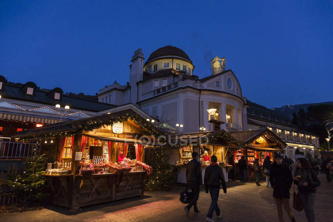 El Mercado de Navidad en Merano, Merano. en el fondo el edificio del spa. Europa, Europa Central, Italia, Tirol del Sur, diciembre - foto de stock