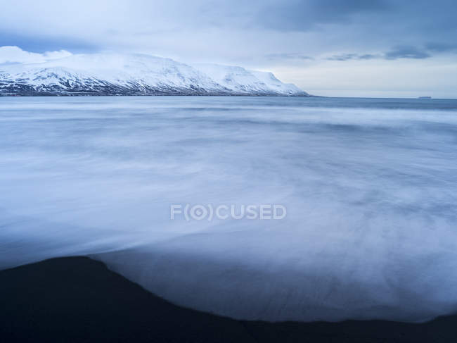 The black beach of Saudarkrokur during winter in Skagafjoerdur area during winter after sunset. europe, northern europe, iceland,  February — Stock Photo