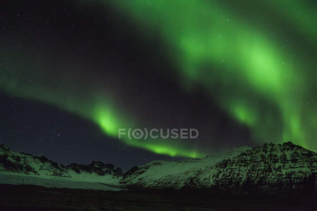 Northern Lights or aurora borealis over Vatnajoekull National Parl during Winter. Le glacier Skaftafell. europe, europe septentrionale, iceland, février — Photo de stock