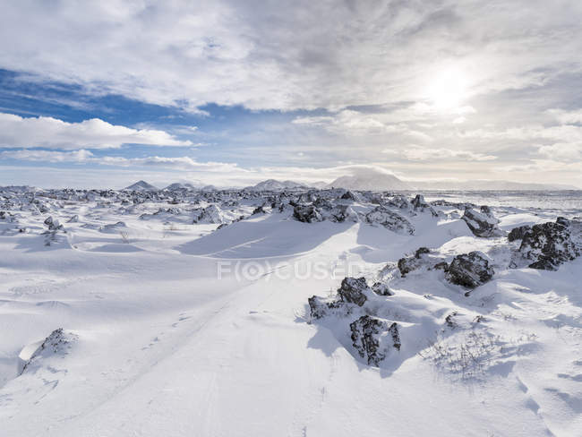 Поле лави в високогірній Ісландії взимку наближається до озера Миватн. Європа, Північна Європа, Ісландія, Лютий — стокове фото