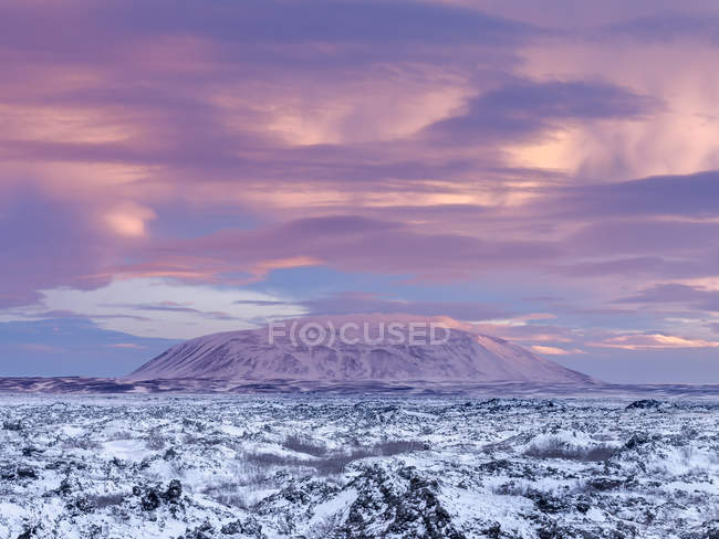 Campo de lava Dimmuborgir durante o inverno perto do lago Myvatn nas terras altas da Islândia em neve profunda. Vista para o sul para o planalto central wiht monte Sellandafjall. europa, norte da Europa, Islândia, fevereiro — Fotografia de Stock
