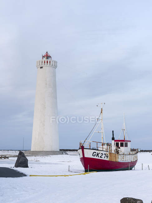 Cabo Gardskagi con faro y museo local durante el invierno en la península de Reykjanes. europa, norte de Europa, iceland, enero - foto de stock