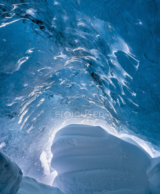 Ледниковая пещера в леднике Брейдамеркурджокулл в Национальном парке Ватнаджокулл. Вход в пещеру. Искра, северные районы, ледяной дождь, февраль — стоковое фото