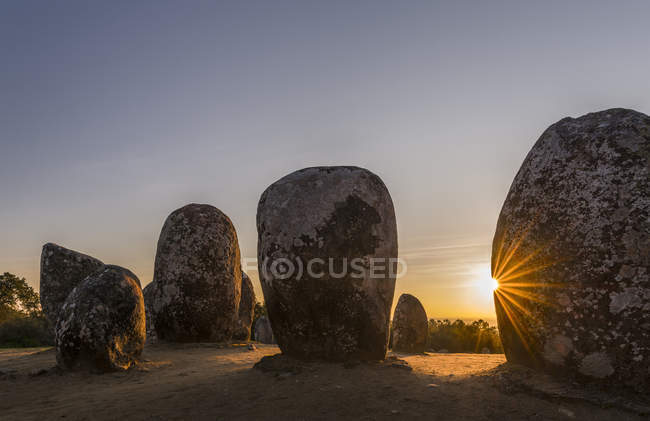 Almendres Cromlech (Cromeleque dos Almendres), овальный каменный круг, датируемый поздним неолитическим или ранним медным веком. Европа, Южная Европа, Португалия, март — стоковое фото