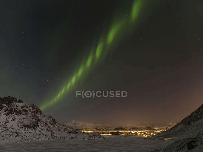 Northern Lights perto de Leknes, ilha de Vestvagoy. As ilhas Lofoten no norte da Noruega durante o inverno. Europa, Escandinávia, Noruega, Fevereiro — Fotografia de Stock