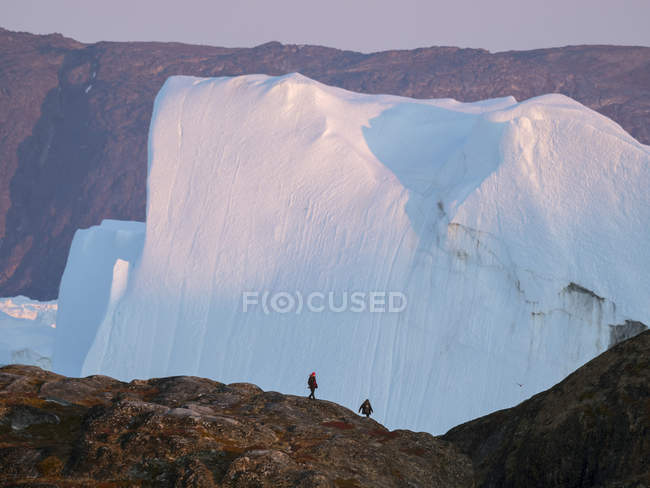 Tourists admiring the fjord. Ilulissat Icefjord also called kangia or Ilulissat Kangerlua. The icefjord is listed as UNESCO world heritage. America, North America, Greenland, Denmark — Stock Photo