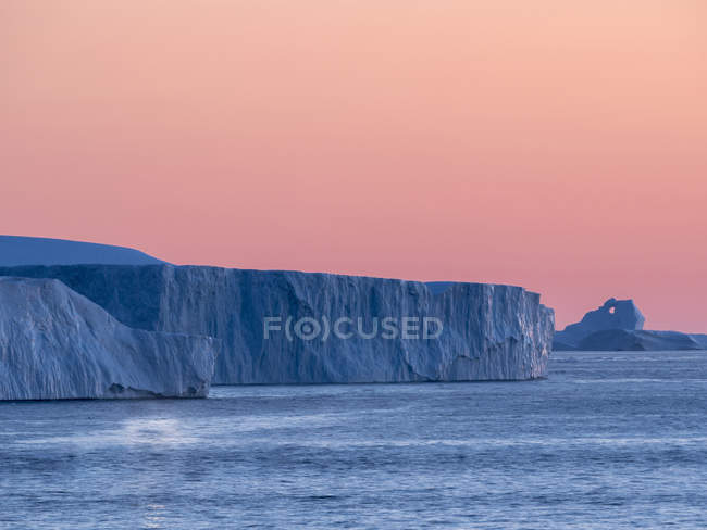 Ilulissat Icefjord también llamado kangia o Ilulissat Kangerlua en Disko Bay. El fiordo de hielo está catalogado como patrimonio mundial de la UNESCO. América, América del Norte, Groenlandia, Dinamarca - foto de stock