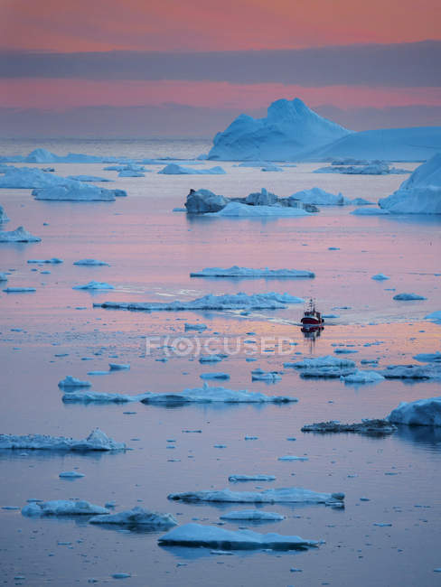 Лодка на Илулиссат Айсфьорд также называлась Кангия или Илулиссат Кангерлуа в заливе Диско. Ледяной фьорд включен в список Всемирного наследия ЮНЕСКО. Америка, Северная Америка, Гренландия, Дания — стоковое фото