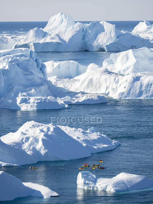 Barcos en Ilulissat Icefjord también llamados kangia o Ilulissat Kangerlua en Disko Bay. El fiordo de hielo está catalogado como patrimonio mundial de la UNESCO. América, América del Norte, Groenlandia, Dinamarca - foto de stock