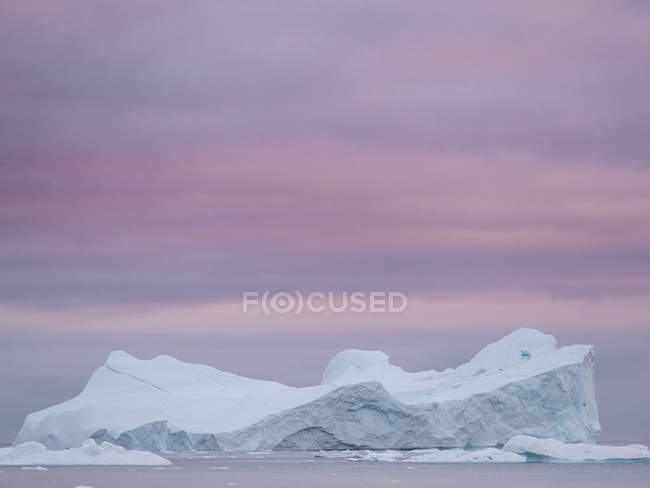 Ilulissat Icefjord также назвал Кангию или Ilulissat Kangerlua в заливе Диско. Ледяной фьорд включен в список Всемирного наследия ЮНЕСКО. Америка, Северная Америка, Гренландия, Дания — стоковое фото