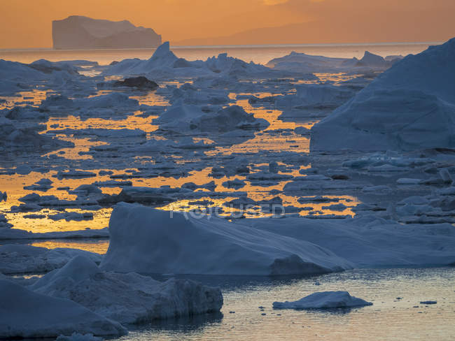 Ilulissat фіорду також називається кангія або Іллулісат Канґеруа, захід сонця над Disko Bay. Фіорду занесена до списку Всесвітньої спадщини ЮНЕСКО. Америка, Північна Америка, Гренландія, Данія — стокове фото