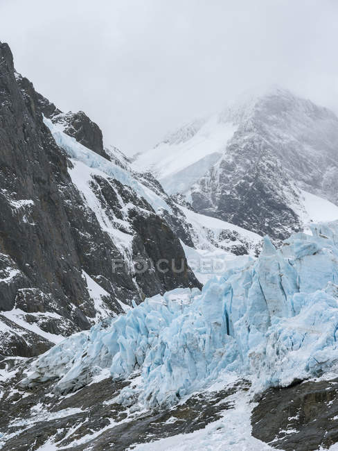 Glaciares del fiordo de Drygalski en el extremo sur de Georgia del Sur. Antártida, Subantarctica, Georgia del Sur, octubre - foto de stock