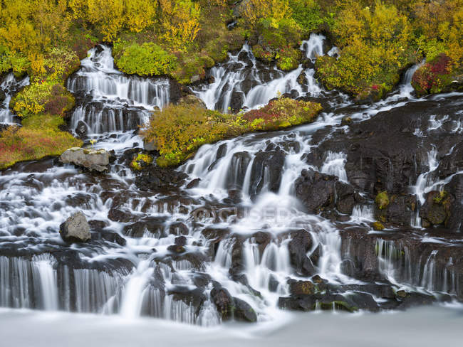 Wasserfall hraunfossar mit farbenfroher Folie im Herbst. europa, nordeuropa, island, september — Stockfoto
