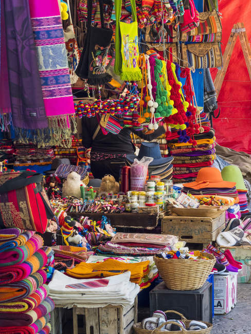 Ринок для туристів. Місто Тілкара в каньйоні Квебрада-де-Умауака. Quebrada включена до списку об'єктів Світової спадщини Unesco. Південна Америка, Аргентина, листопад — стокове фото