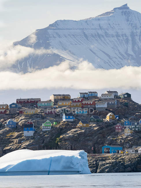 Pequeña ciudad Uummannaq en el norte de Groenlandia occidental. América, América del Norte, Groenlandia, Dinamarca - foto de stock