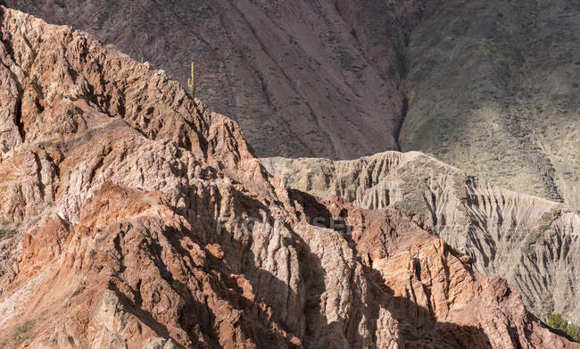 Iconic landmark, the rock formation Cerro De Los Siete Colores near the village Purmamarca in the canyon Quebrada de Humahuaca. The Quebrada is listed as UNESCO world heritage site. South America, Argentina, November — Stock Photo