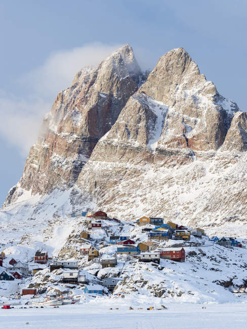 Città Uummannaq durante l'inverno nel nord della Groenlandia, visto dal fiordo ghiacciato. America, Nord America, Danimarca, Groenlandia — Foto stock