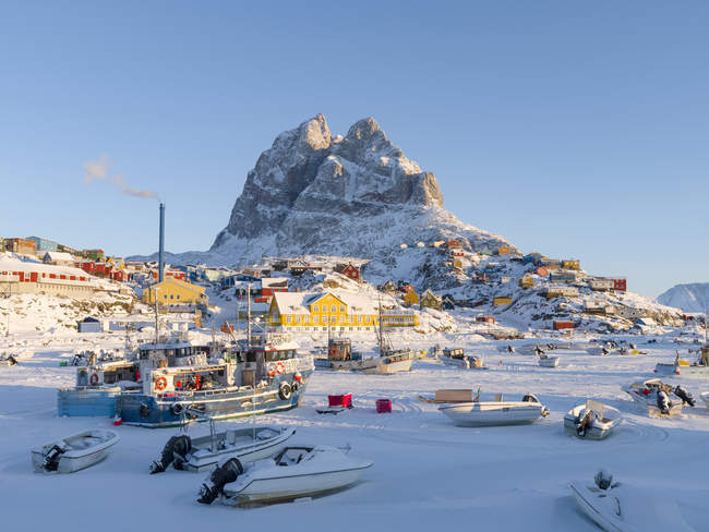 Місто Uummannaq взимку в Північній Гренландії. Кораблі в замороженому гавані. Америка, Північна Америка, Данія, Гренландія — стокове фото