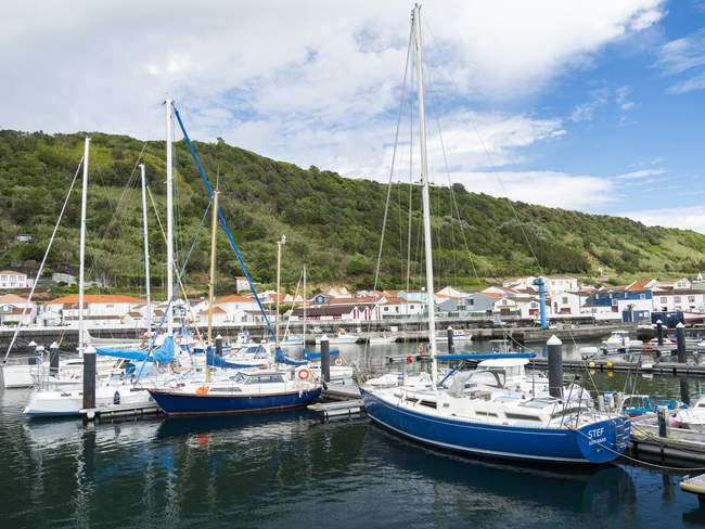 Hafen im Dorf lajes do pico auf der Insel pico, einer Insel in den Azoren (ilhas dos acores) im Atlantik. die azoren sind eine autonome region portugals. europa, portugal, azoren — Stockfoto