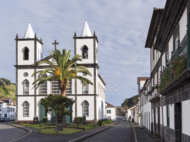 The church.  Village Lajes do Pico on Pico Island, an island in the Azores (Ilhas dos Acores) in the Atlantic ocean. The Azores are an autonomous region of Portugal. Europe, Portugal, Azores — Stock Photo