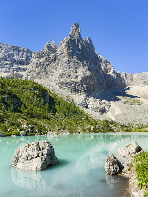 Понта-де-Сорарі видно з Лаґо-дель-Сорапіс в доломітах Венето. Ці Доломіти є частиною Всесвітньої спадщини ЮНЕСКО. Європа, Центральна Європа, Італія — стокове фото