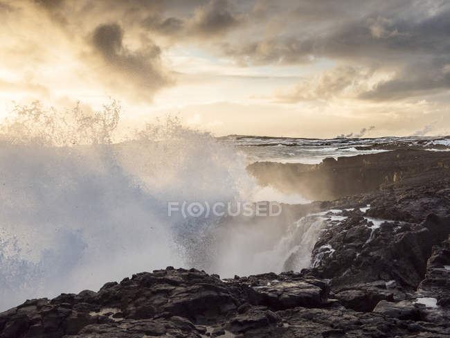 Coastline at Brimketill during stormy conditions at sunset.   The coast of the north atlantic on Reykjanes peninsula during winter. Northern Europe, Scandinavia, Iceland, February — Stock Photo