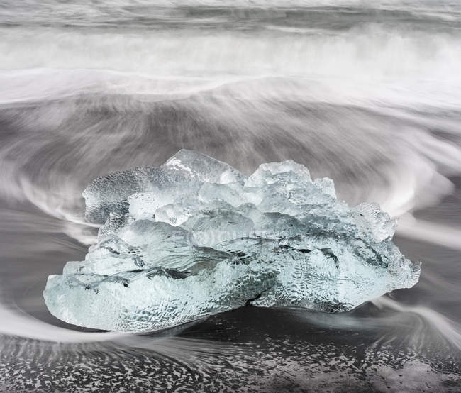 Айсберги на черном вулканическом пляже. Пляж северного атлантического побережья вблизи ледниковой лагуны Joekulsarlon и ледника Breithamerkurjoekull в Vatnajoekull NP.europe, северная Европа, Икеланд, февраль — стоковое фото