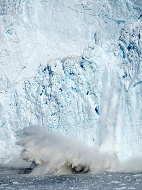 Vêlage du glacier Eqip (Eqip Sermia ou glacier Eqi) au Groenland. , Régions polaires, Danemark, août — Photo de stock