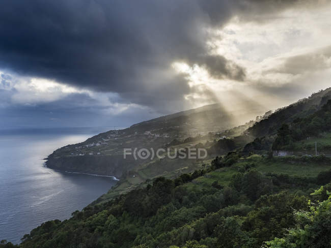 Landscape on the southern coast near Ribeira Seca.  Sao Jorge Island, an island in the Azores (Ilhas dos Acores) in the Atlantic ocean. The Azores are an autonomous region of Portugal. Europe, Portugal, Azores — Stock Photo