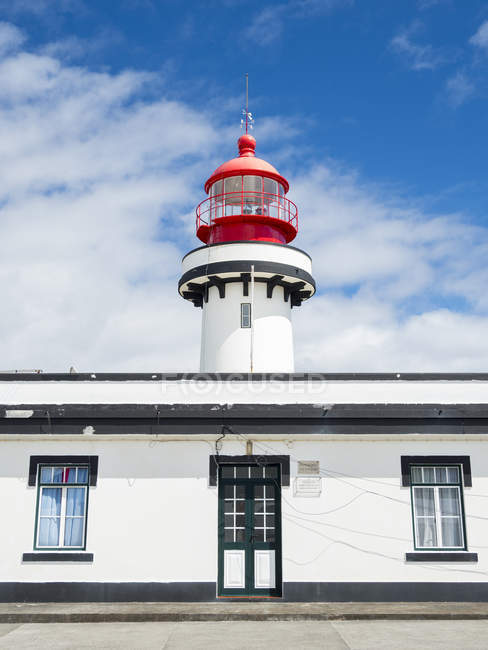 Ponta do Topo mit Leuchtturm im Osten der Insel. sao jorge island, eine Insel in den Azoren (ilhas dos acores) im Atlantik. die azoren sind eine autonome region portugals. europa, portugal, azoren — Stockfoto