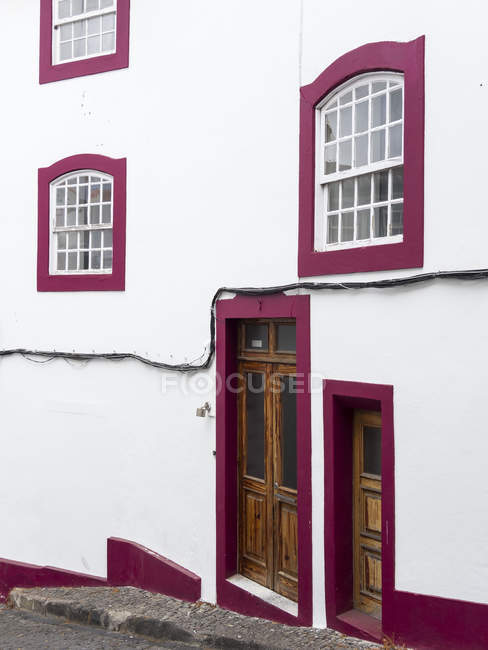 As fachadas típicas das casas no centro histórico. Capital Angra do Heroísmo, o centro histórico faz parte do patrimônio mundial da UNESCO. Ilha Terceira, parte dos Açores (Ilhas dos Acores) no oceano atlântico, uma região autónoma de P — Fotografia de Stock