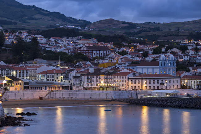 Городской пейзаж. Столица Angra do Heroismo, исторический центр является частью всемирного наследия ЮНЕСКО. Остров Ильхас-Терсейра, часть Азорских островов (Ilhas dos Acores) в Атлантическом океане, автономном регионе Португалии. Европа, Азорские острова, Португалия . — стоковое фото