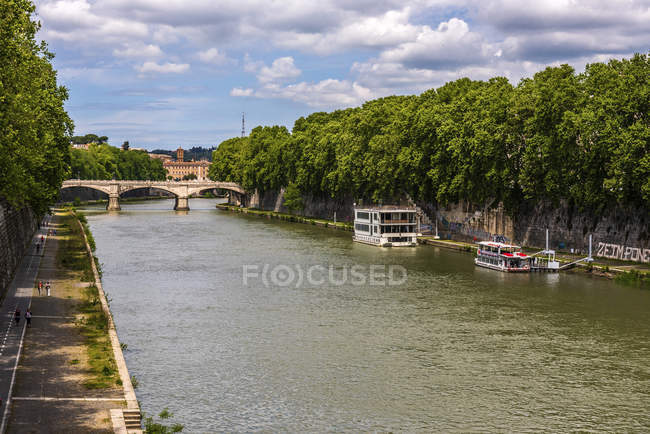 Sisto bridge, Tiber river, Rome, Lazio, Italy, Europe — стоковое фото