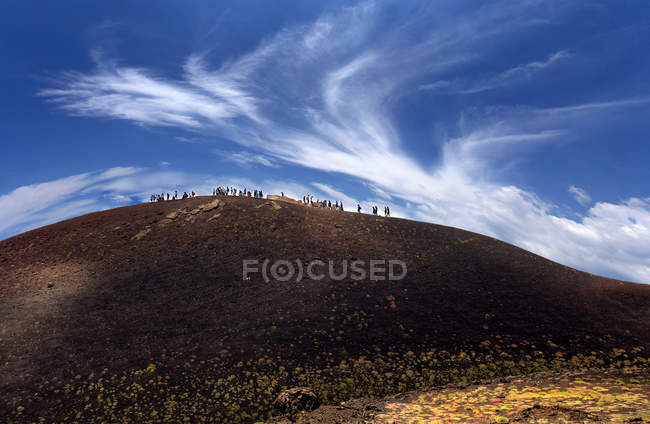 Turista en el cráter Silvestri, volcán Etna, Sicilia, Italia, Europa - foto de stock